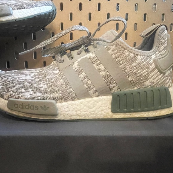 Men’s 9 1/2 Adidas sesame - Picture 3 of 8